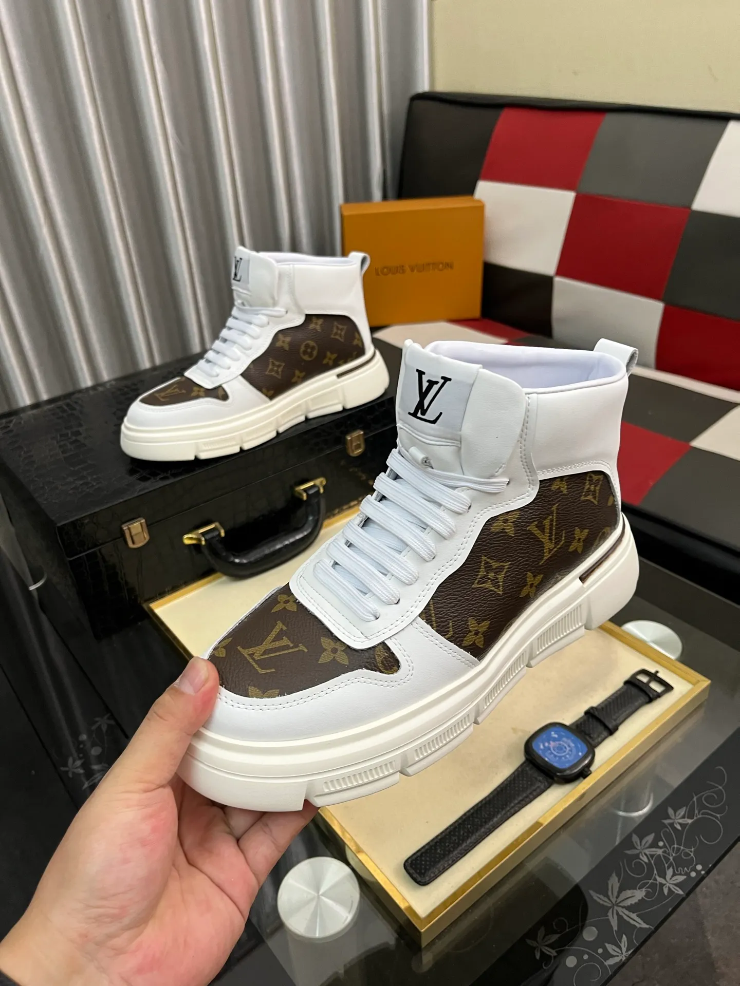 Men's shoes 💰420⌚️⌚️《Louis vuitton/LV Louis Vuitton》original quality.~ Unique modern style sneakers. 🏃A must-have casual shoe for trendy men😍😍 Original brand imported from Italy, imported original leather, cow lining (refuses to discolor and grind feet) Sole: Original sole specially provided by the original factory, French lazy style design Size: 38-442️⃣Colors available